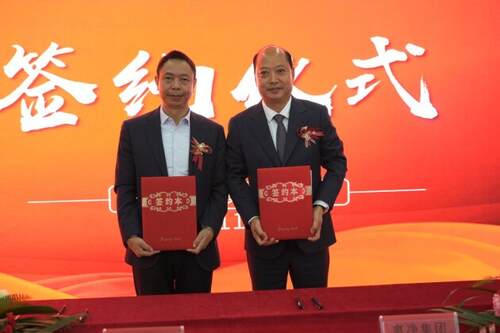 走近“爽凈醬工”，看他們?nèi)玑勗臁熬粕窬贰? /></p><p>爽凈匠工之一：李彪</p><p>爽凈醬工李彪在酒神酒廠釀造車間勞作，樸素的外表下歲月的風霜，在臉上留下滄桑的痕跡；時光流逝的腳步，在身上留下成熟的氣息。</p><p>17歲那年，中專畢業(yè)后李彪便踏入社會，期間他作為干部在鄉(xiāng)鎮(zhèn)工作了9年。后來他又辭職做生意，期間開過沙場，做過酒生意，又在外省開過酒莊，為了照顧家里，2011年才正式踏入釀酒行業(yè)，輾轉(zhuǎn)過3家酒企，最高做到了廠長的職務。多年來的基層工作經(jīng)歷和豐富的工作經(jīng)驗讓他明白“欲做事先做人”這個道理?！拔矣X得一個人的力量是有限的，只有團隊的力量才能創(chuàng)造更大的價值?！边@是李彪常掛在嘴邊的一句話，他是這樣說的，也是這樣做的。</p><p>2023年，在一個機緣巧合下，公司將他招聘進入爽凈醬工釀酒神精品基地，成為了一名爽凈醬工，并從班長提升為車間主任，無論身處哪個崗位，他都做到盡職、盡責、盡心地去做好自己的本職工作，將愛崗敬業(yè)和盡心盡責當成一種人生追求。他說：“我很認同董事長講過的那句懂感恩、講孝道、負責任、守規(guī)矩，我覺得這就是爽凈醬工”。</p><p>作為管理者，他與員工吃住在一起，和他們打成一片，深入了解每位員工的性格，同時采取不同的方式進行溝通和管理，獲得大家的理解和包容，真正把大家凝聚起來。在生產(chǎn)一線，他從不擺架子，從不以領導自居，時刻做好表率，遇到困難他都第一個沖在前面，不僅能把本職崗位工作做到位，而且在關鍵時刻能站出來，頂上去。這些大家都看在眼里，記在心里，提到李彪，大家都毫不猶豫豎起大拇指。</p><p>李彪作為公司的優(yōu)秀員工，以勤奮刻苦的精神追求卓越，用實際行動詮釋價值，為團隊帶來了極大的凝聚力和戰(zhàn)斗力?！拔覜]有什么高大上的想法，主要就是做好兩個方面，工作上腳踏實地，勤勤懇懇，生活中尊老愛幼，嚴于律己?！睂τ谖磥恚畋肜^續(xù)保持著這種樂觀積極的心態(tài)，為公司的發(fā)展貢獻更多的力量。</p><p>爽凈匠工之二：李奎</p><p>從鳳岡到仁懷，作為一個異鄉(xiāng)人，李奎從沒想過，自己會在仁懷扎下根，并且還會繼續(xù)待下去。從“門外漢”到“獨當一面”，他通過不斷學習和實踐，逐漸成為一名優(yōu)秀的釀酒人。他注重細節(jié)和品質(zhì)，通過不斷努力和堅持，在釀酒車間獲得了成長和蛻變。他的選擇和努力，為爽凈醬工釀酒神精品注入了新的生命力。</p><p>時下正是醬酒生產(chǎn)進入三輪次環(huán)節(jié)，各工作崗位逐漸繁忙起來，爽凈醬工釀酒神精品釀酒車間白霧騰騰，空氣中散發(fā)著陣陣醬酒芳香。</p><p>李奎身穿“爽凈醬工”標識的工裝，戴一副黑框眼鏡，擼起袖子，卷著褲腿，光著腳丫，揮動鐵鏟進行酒糟攤釀，肉眼可見的肌肉線條。</p><p>看見我們到來，他的第一句話就是：“我也不知道說點啥”，抿嘴一笑顯得格外害羞的樣子，我跟他開玩笑說不愧是爽凈醬工，只用行動來證明實力，不用華麗的詞語來修飾，于是他便笑呵呵的打開了自己的話匣子。</p><p>今年37歲他，是遵義鳳岡人，已入職酒神酒業(yè)半年多，前不久因為表現(xiàn)突出，還被提拔為班長。</p><p>當問到離家這么遠，又是離市區(qū)較遠的深山之中，家里人是否支持他的時候，李奎說：“每個輪次放窖期便是我和家人相聚的時候，在這里讓我學到很多東西，也得到晉升的機會，不管多遠，家里人都非常支持我”。</p><p>曾經(jīng)在工地建筑干了8年，李奎總覺得少了一點踏實感，于是經(jīng)朋友介紹決定到仁懷碰碰運氣，雖然自己從未有過釀酒經(jīng)驗，但他做事認真的態(tài)度和愛學習的勁兒讓他很快進入醬酒行業(yè)。</p><p>選擇釀酒這個行業(yè)，只有“自討苦吃”才能真正學到東西。在李奎看來，無論何種職業(yè)，基礎工作都是最重要的，更不用說釀酒這種專業(yè)性很強的職業(yè)，要想在釀酒工作上有更大的發(fā)展，就必須從一線做起，在車間充分歷練自己。于是，鏟糟、攤晾、上甑，一甑接著一甑、一鍬接著一鍬，一天下來，李奎感覺這是一種從未有過的充實感。</p><p>從他那發(fā)光的眼神中，我們看到了來自內(nèi)心的滿足。他還告訴我們，和以前的工作相比，在酒神公司和爽凈醬工平臺關心員工成長的管理模式下，自己得到了各方面的提升，特別是對醬酒的理解認知上，為了進一步提升釀酒本領，李奎還考取了中級品酒師的證書和中級釀造工職業(yè)技能等級證書。</p><p>釀酒很容易，釀好酒很難。每個輪次的要求都不一樣，公司的生產(chǎn)工藝文件早已熟記在心，但實操依然跟不上，這是李奎對自己的評價。然而在同事看來，李奎是個眼里有活、成長很快的年輕人。</p><p>都說干一行愛一行，從李奎言語中，我們真切地感受到他對白酒行業(yè)的那份執(zhí)著和熱愛。他說：“興趣和愛好決定了我想要扎根釀酒行業(yè)的決心，每次看到一顆高粱變成一滴酒的時候，超級有成就感。”李奎這種執(zhí)著與奮進正是爽凈醬工所特有的精氣神。</p><p>對于這幾年的經(jīng)驗，他總結(jié)說不要害怕嘗試和挑戰(zhàn)自己，酒行業(yè)雖然競爭激烈，但只要你肯吃苦耐勞，熱情、有才華、有決心，就一定能夠在這個行業(yè)中取得成功。同時，也要注重培養(yǎng)自己的專業(yè)技能和知識，不斷提升自己的競爭力。</p><p>這就是李奎，一個平凡的異鄉(xiāng)釀酒人。他本不屬于這里，卻深深地融入了這片土地，是釀酒這個特別的行業(yè)，讓他從一個異鄉(xiāng)人，心甘情愿變成了爽凈醬工。</p><p>爽凈匠工之三：張仕敏</p><p>5月10日早上6點，天剛亮不久，清晨的微風給悶熱的赤水河谷帶來一絲涼意。</p><p>張仕敏換上工裝，深藍色的衣服讓他看起來更有精神。在這個悶熱的釀酒車間內(nèi)，作為爽凈醬工釀酒神精品車間的一名工藝員，張仕敏開始了他一天的工作。</p><p>張仕敏的工作主要是負責釀酒工藝技術、生產(chǎn)管理等。醬香型白酒的生產(chǎn)體現(xiàn)了中國傳統(tǒng)釀酒文化的深厚底蘊和精湛技藝。從發(fā)酵、打糟、收堆、下窖每一個環(huán)節(jié)都凝聚著智慧和匠心，稍有差池就會影響醬酒的質(zhì)量?！氨热纾菏斩岩鶆颉穸纫灿幸?、堆高必須達到1.7米，以及“堆頂、堆心，堆底”不同位置溫度的范圍，這些標準他都爛熟于心。張仕敏介紹，“從事技術工作前我是‘馬大哈’性格，但是從事技術質(zhì)量工作后讓我變得更加有責任心、做事更加嚴謹、思考問題更加全面?！睆埵嗣粜ΨQ，這是自己的“職業(yè)病”。</p><p>為了更好做好工藝員工作，張仕敏通過多年的一線生產(chǎn)經(jīng)驗，總結(jié)出“望聞問切”四步法嚴把醬酒生產(chǎn)關。一是勤“望”數(shù)據(jù)提質(zhì)量。加大日常巡查力度，及時收集生產(chǎn)數(shù)據(jù)，對于數(shù)據(jù)出現(xiàn)較大波動原因及時查看處理，確保生產(chǎn)數(shù)據(jù)真實可信，為下輪次生產(chǎn)方案提供有力參考。二是善“聞”提能力。認真聽取并執(zhí)行車間總工程師制定的生產(chǎn)要求和標準，一條工藝標準執(zhí)行到底，不能隨意篡改；三是巧“問”得實情。堅持每日與酒師班長召開碰頭會，收集生產(chǎn)中遇到的問題和困難，及時開展交流，探討問題生產(chǎn)的原因；四是準“切”解癥結(jié)。嚴格落實以會代訓、線上線下雙軌學習指導等舉措，生產(chǎn)知識培訓和指導全覆蓋，避免工藝生產(chǎn)不規(guī)范不達標的“頑疾”。</p><p>雖然生產(chǎn)一線條件艱苦，但他早已習慣，張仕敏在這看似枯燥的工作中真正找到屬于自己的樂趣?！拔矣X得最大的收獲就是看到自己親手釀出的酒被越來越多的人認可和喜愛。同時，我也結(jié)交了很多志同道合的朋友，大家一起工作、一起生活，感覺非常充實和幸福。”張仕敏笑著說。（孟銘鐘威蔡陸璐張小琴張珺張榮昌）</p>
                        </div>

                        <div   id=