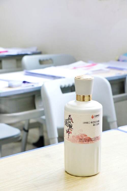 倒計(jì)時(shí)1天！“川酒定制”明日上線，“買好酒，99”等您來(lái)?yè)? /></p><p>再者，“川酒定制”小程序擁有便捷的操作界面和高效的定制流程。消費(fèi)者只需動(dòng)動(dòng)手指，就能輕松完成從選酒到設(shè)計(jì)的全過(guò)程，無(wú)需繁瑣的線下溝通和等待就能體驗(yàn)到1瓶起訂、2分鐘下單、3天到貨的極致服務(wù)。同時(shí)，“川酒定制”還擁有專業(yè)的客服團(tuán)隊(duì)，隨時(shí)為用戶解答疑問(wèn)、提供建議，確保消費(fèi)者的定制方案完美呈現(xiàn)。</p><p>通過(guò)“川酒定制”下單的產(chǎn)品，從選料到釀造，從設(shè)計(jì)到包裝，每一個(gè)環(huán)節(jié)都嚴(yán)格遵循川酒集團(tuán)的卓越品質(zhì)標(biāo)準(zhǔn)，由經(jīng)驗(yàn)豐富的釀酒大師和專業(yè)設(shè)計(jì)團(tuán)隊(duì)為每一位用戶精心打造。每一瓶定制酒都將承載著消費(fèi)者的情感與故事，成為傳遞心意、留下深刻記憶的珍貴禮物。</p><p>明日，“川酒定制”小程序?qū)⒄缴暇€，“買好酒，99（元）”的促銷紅利等您來(lái)?yè)?！歡迎您開(kāi)啟個(gè)性化定制酒的奇妙之旅，與我們一同創(chuàng)造屬于您的專屬美酒傳奇！</p>
                        </div>

                        <div   id=